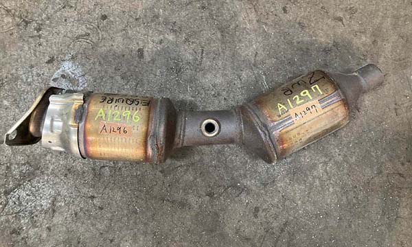 トヨタ系 触媒コンバーター 素材用 ためらう カット品